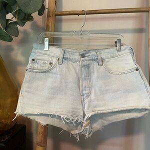 Levi’s Mid Rise Light Denim Short